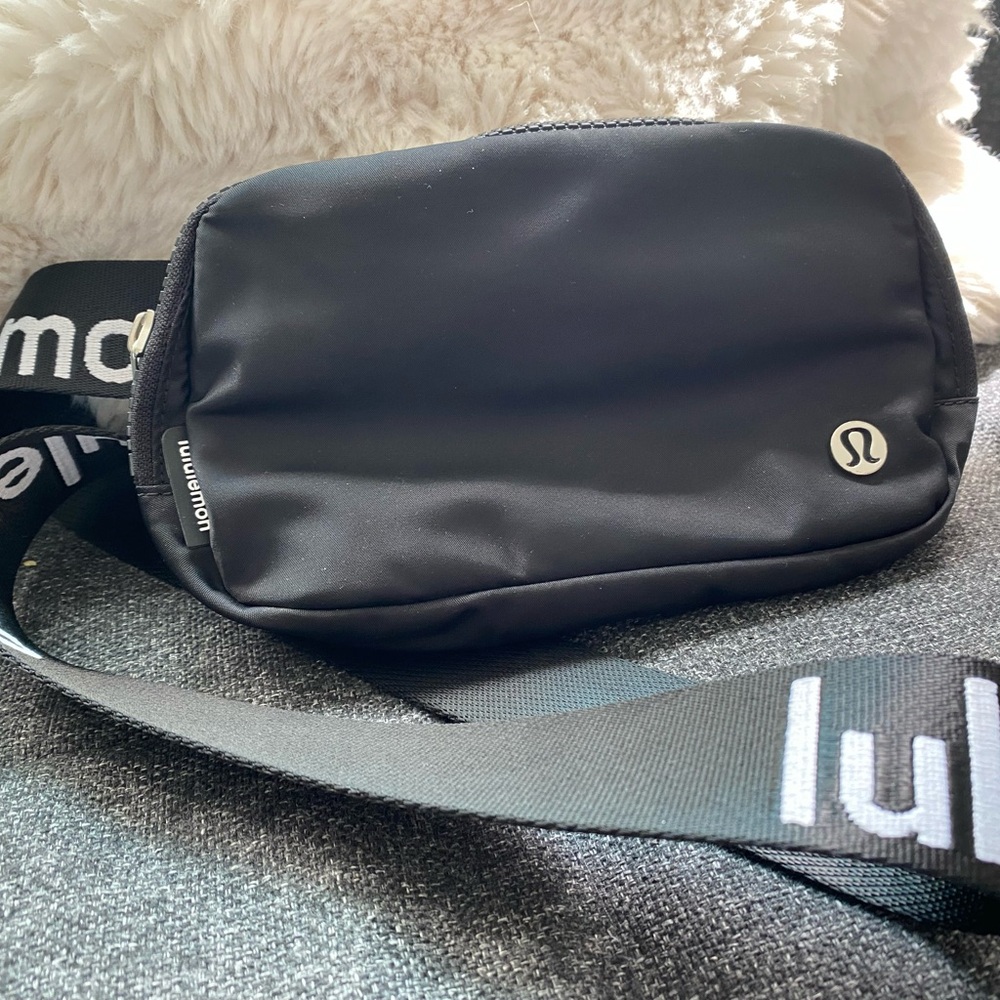Lululemon Everywhere Belt Bag 1L (Black/White)